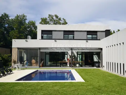 Casa en venta 7 ambientes Club de Campo El Nacional con pileta