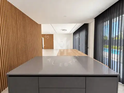 Casa en Alquiler con 4 cocheras