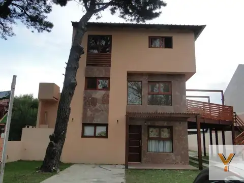 Casa en venta - 3 dormitorios 2 baños - Cochera - 115mts2 - San Bernardo Del Tuyu