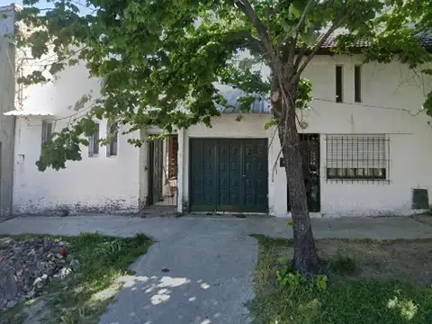 VENTA LOTE COMPLETO CON DOS CASAS EN LANUS OESTE.