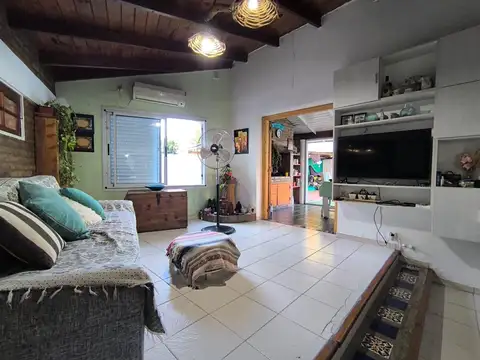 VENTA HERMOSA CASA CON PILETA + DOS DEPARTAMENTOS INDEPENDIENTES