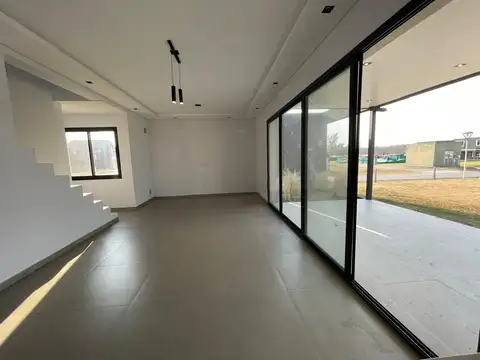 Casa 5 ambientes con 3 baños