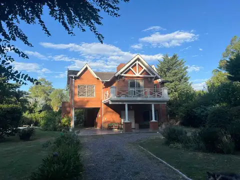 VENTA CASA 4 AMB PISCINA  B. SANTA AMELIA CUOTAS