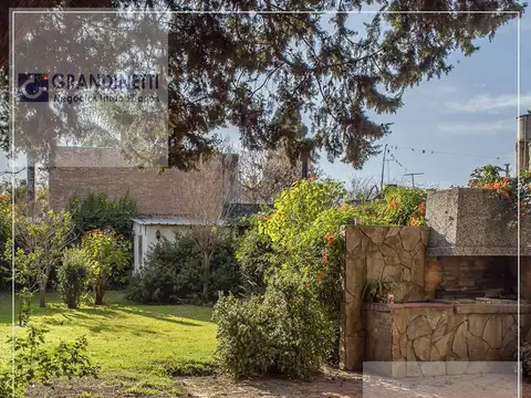 Casa 7 ambientes con 2 baños