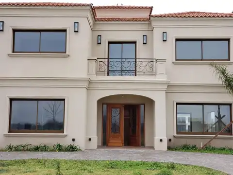 Casa 6 ambientes en alquiler en Barrio cerrado