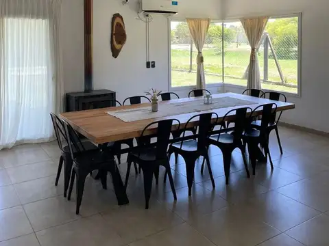 Casa 8 ambientes con 2 baños