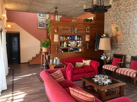 CASA DE 5 AMBIENTES, EXCELENTE ESTADO 