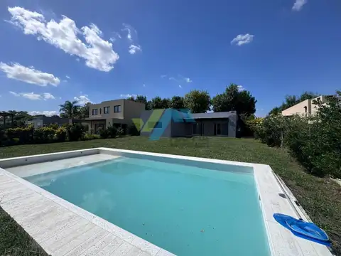 Casa en una planta con pileta lote interno - SANTA GUADALUPE PILAR DEL ESTE