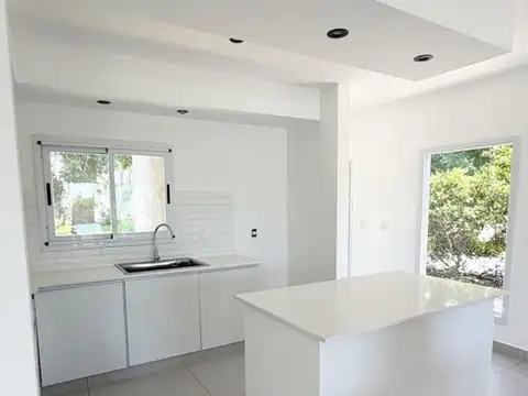 Casa 4 ambientes con 2 baños
