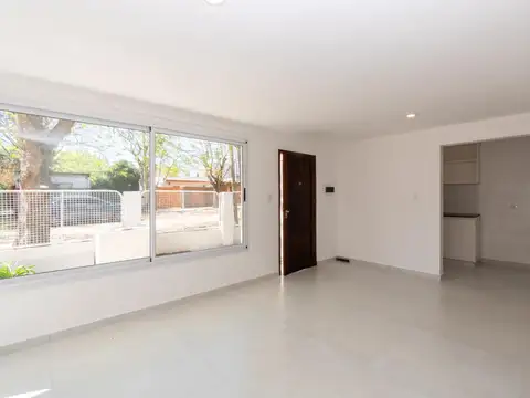 Casa de dos dormitorios con patio total reciclada en Gonnet