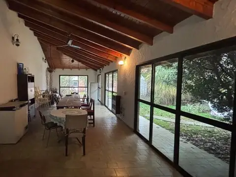 CASA 4 AMBIENTES EN VENTA EN BARRIO PARQUE BERNAL CON COCHERA.