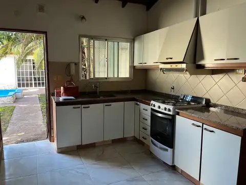 Casa 4 ambientes con 2 baños