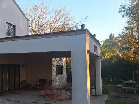 Casa de 4 Dormitorios - Gran Espacio Verde