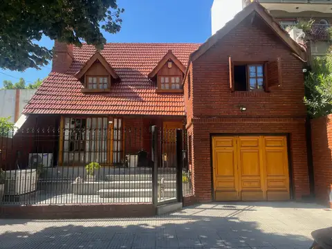 DEVOTO: CASA 5 AMB PILETA QUINCHO COCHERA 2 AUTOS CALEFAC CENTRAL GRUPO ELECTROGENO A GAS IMPECABLE