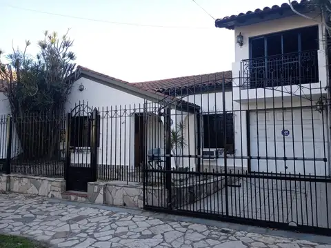 Casa con 3 domitorios mas cuarto de servicio.