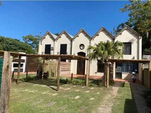 Hermosa casa interna de dos dormitorios, 2 patios, 3 baños, cochera y parrillero, Destino famil...