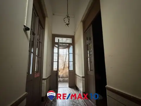 Casa 8 ambientes con 2 baños