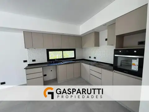 Casa en Venta con 3 cocheras