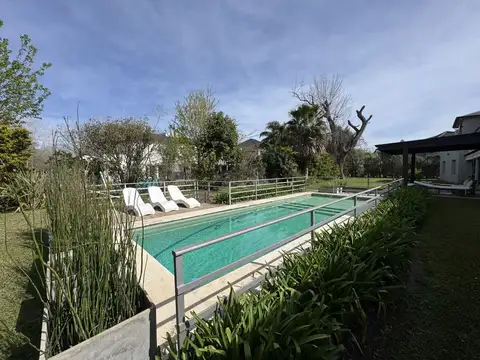 Casa en Venta con 2 cocheras