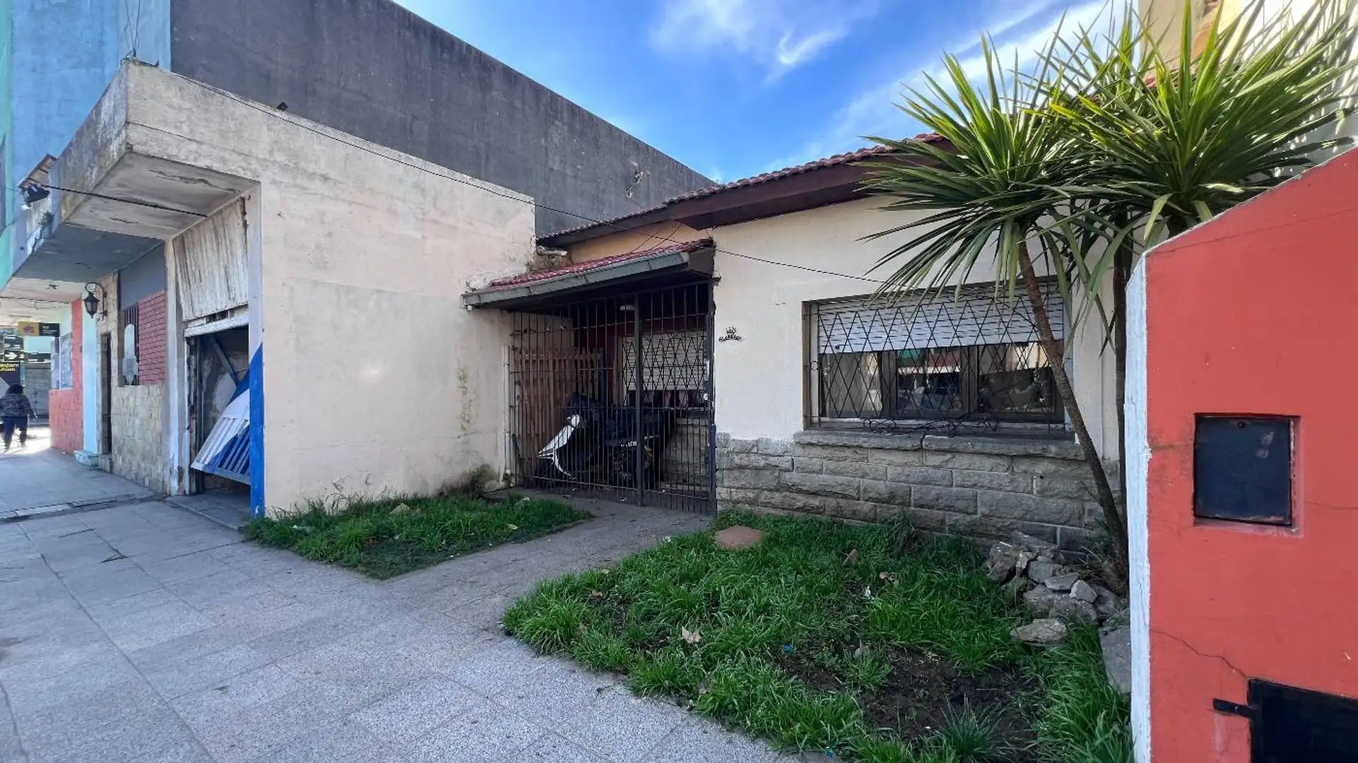 VENTA CASA 3 AMB CON LOCAL COMERCIAL