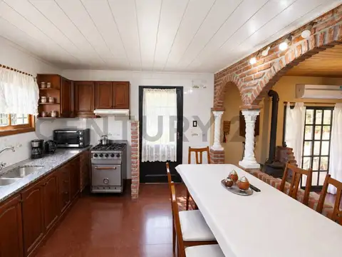 Casa en venta en Gonnet La Plata con 4 dormitorios