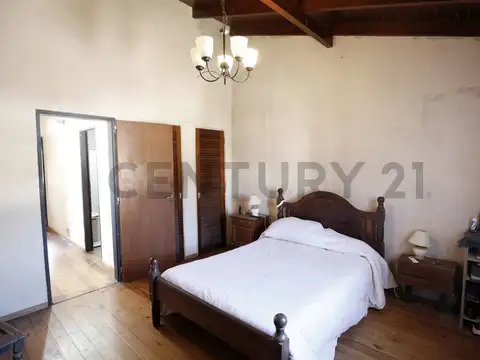 Casa en venta en Gonnet con 4 dormitorios con galería y parrilla