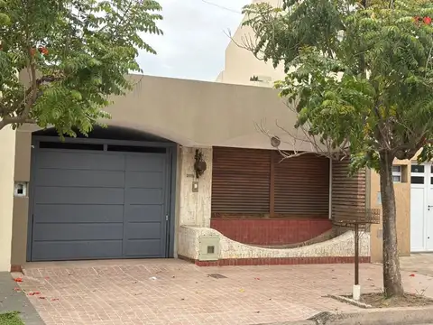 CASA EN VENTA,  3 DORMITORIOS EN BARRIO CATEDRAL.