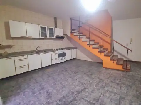 Casa 7 ambientes con 2 baños