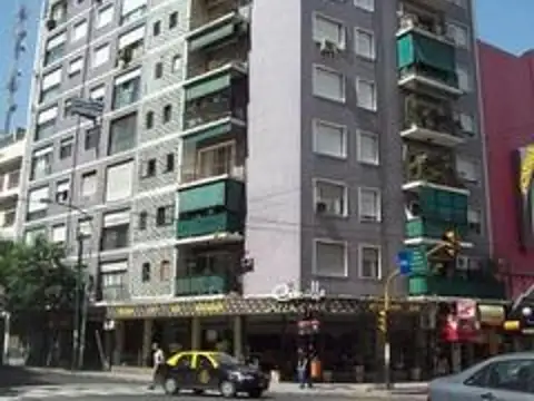 Amplio 3 ambientes con patio cubierto y depcias. O