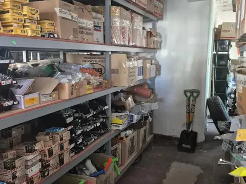 Local en Kennedy y Av La Plata