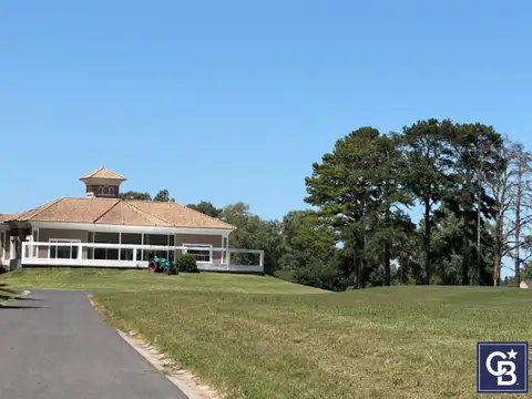 Venta de lote con vista abierta al golf en Los Pinares Country Club, Exaltación de la Cruz