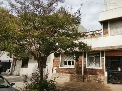 CASA SOBRE LOTE PROPIO, TERRAZA PATIO COCHERA. LINIERS