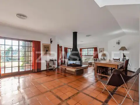 Casa 5 ambientes con 4 baños