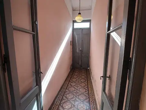 CASA EN LOTE PROPIO A RECICLAR - 6 AMBIENTES - PATIO - GALERIA - ZONIF. ITec.-