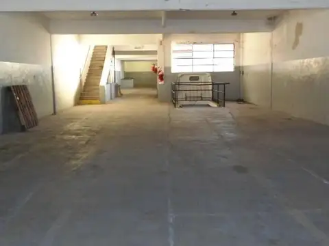 Galpón 900m2 s/lote 560m2 doble frente con 1 Dpto