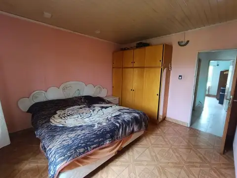 VENTA CASA 3 AMBIENTES MONTEGRANDE COCHERA Y PATIO