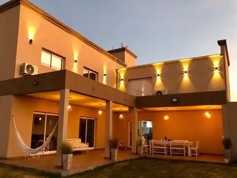 Casa de 5 ambientes en complejo Casuarinas Premium, Canning. A 3oo mts de la Ruta 58 Km 9.