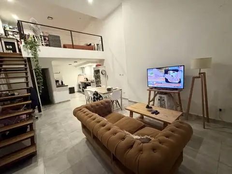 LOFT CON COCHERA A ESTRENAR - CON PATIO - A 100 MTS. PLAZA PRINCIPAL 1810 - LOBOS CENTRO