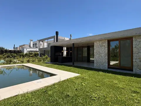 Casa 4 ambientes con 3 baños