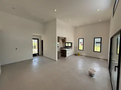 BARRIO SANTA ELISA VENTA CASA 4 DORMITORIOS .