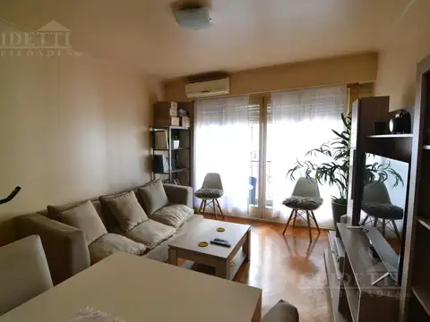 Departamento 3 ambientes con balcón al cfte en Caballito