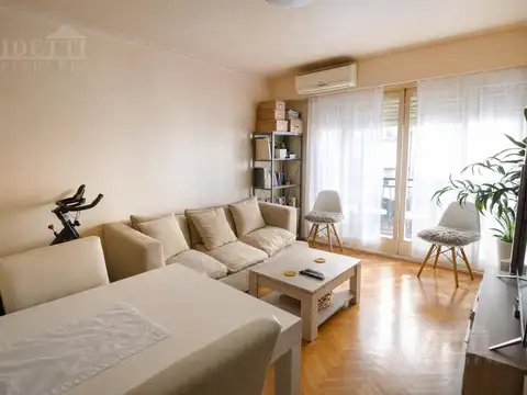 Departamento 3 ambientes con balcón al cfte en Caballito