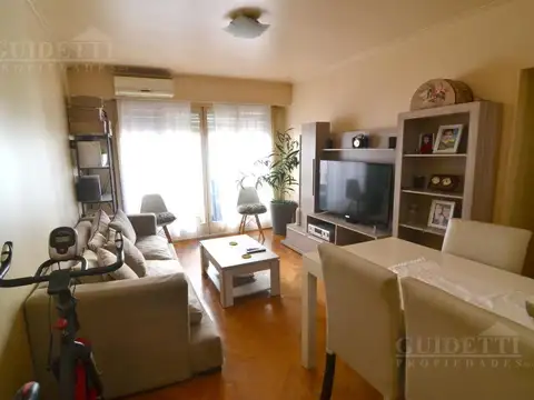 Departamento 3 ambientes con balcón al cfte en Caballito