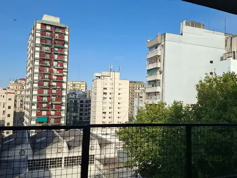 LUMINOSO DEPTO. DE 4 AMBIENTES AL FRENTE