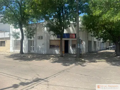 Casa con salón a metros de Bv. Oroño