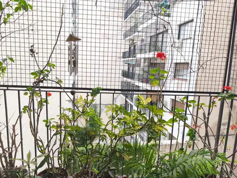 Alquiler. Recoleta.  Departamento de 4 ambientes con dependencias.