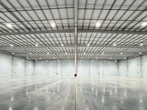 Nave de 4.500m2 mas 300m2 de oficina  en alquiler Acceso Oeste y Camino del Buen Ayre Predio cerrado