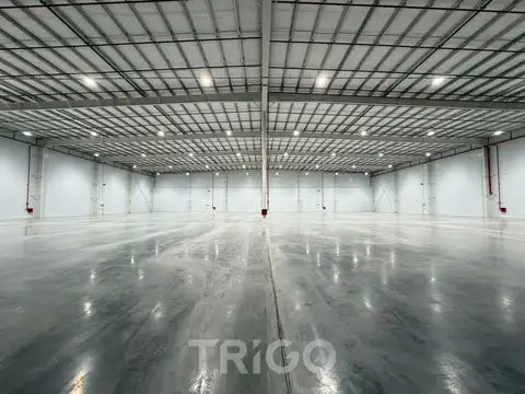Nave de 4.500m2 mas 300m2 de oficina  en alquiler Acceso Oeste y Camino del Buen Ayre Predio cerrado