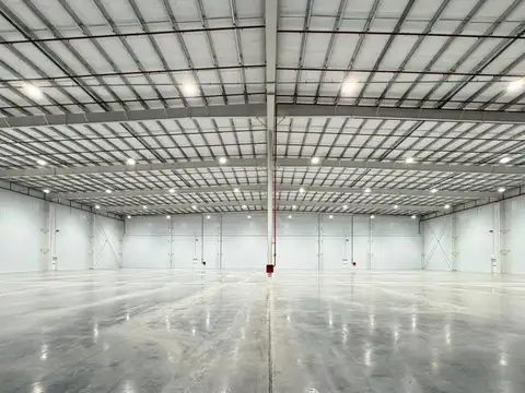 Nave de 4.500m2 mas 300m2 de oficina  en alquiler Acceso Oeste y Camino del Buen Ayre Predio cerrado