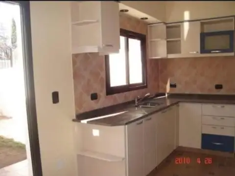 Casa 4 ambientes con 2 baños